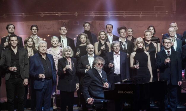 A Vígszínház társulata és Presser Gábor énekelte éjfélkor a Himnuszt az RTL-en – videó a cikkben