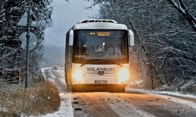 Hóhelyzet Budapest környékén: kimaradó járatok a Volánbuszoknál, változások az elővárosi vonatközlekedésben – itt a friss menetrend
