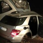 Tragédia Sátoraljaújhelyen: három felnőtt és egy 10 éves gyerek halt meg, miután a tilos jelzés ellenére a vonat elé hajtott a Mercedes