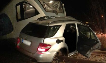 Tragédia Sátoraljaújhelyen: három felnőtt és egy 10 éves gyerek halt meg, miután a tilos jelzés ellenére a vonat elé hajtott a Mercedes