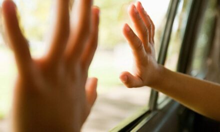 Rémálom Sülysápon: egy kisgyermekkel együtt loptak el egy autó, az apuka járó motorral, a bölcsi előtt hagyta járművét