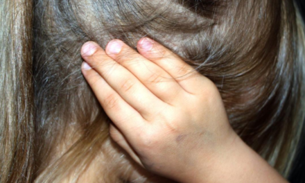 Fakanállal és seprűnyéllel verte a rá bízott gyerekeket a hivatásos nevelőanya