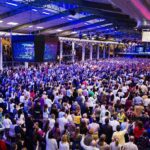 Pénzügyi botrány a Hit Gyülekezetében: felfüggesztették az egyik lelkészt, miután többszáz millió forintot csalt ki híveitől