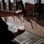 Bor helyett, fertőtlenítőszert öntött a vendég poharába a gyömrői kocsmáros, maradandó fogyatékosságot szenvedett a férfi