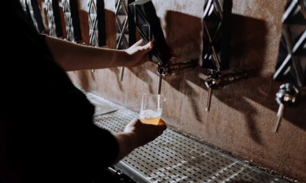 Bor helyett, fertőtlenítőszert öntött a vendég poharába a gyömrői kocsmáros, maradandó fogyatékosságot szenvedett a férfi