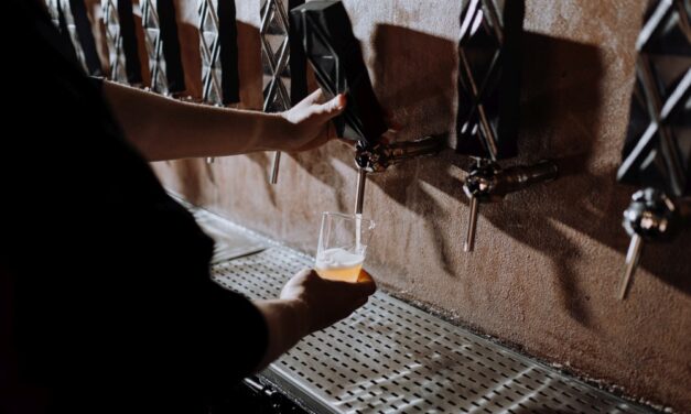 Bor helyett, fertőtlenítőszert öntött a vendég poharába a gyömrői kocsmáros, maradandó fogyatékosságot szenvedett a férfi