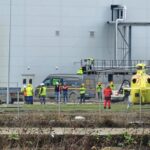 Munkahelyi baleset a debreceni akkumulátorgyárban: 6 méterről zuhant le egy munkás, mentőhelikopterrel vitték kórházba