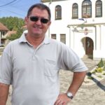 Dráma Nagytevelen: többször rálőttek a polgármesterre a helyi óvoda épületében, mentőhelikopterrel vitték kórházba