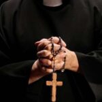 Tíz évre eltiltotta az egyház a papi hivatástól a zuglói plébánost: az atya hosszú évekig meztelenre vetkőztette a ministránsfiúkat