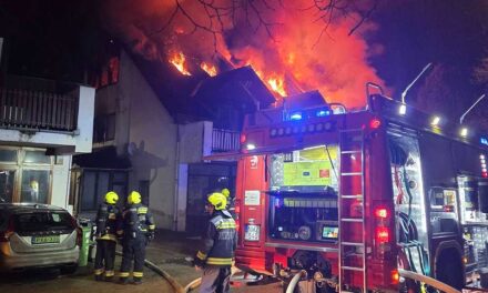 Kigyulladt egy szálláshely Budakeszin, a tűzoltók több embert hoztak ki az épületből: óriási torlódás várható a reggeli csúcsban