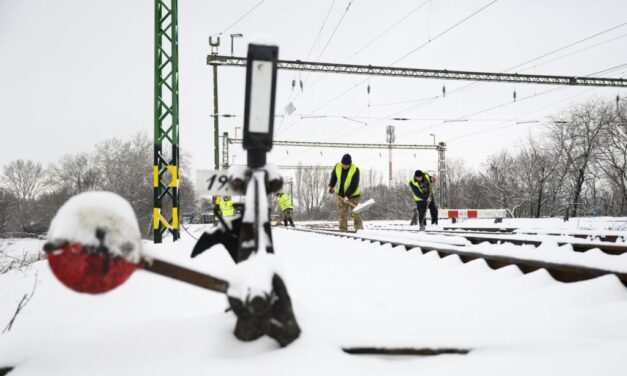MÁV: a havazás miatt korlátozták a vonatközlekedést Keleföldön, több elővárosi vonalon kimaradnak a járatok