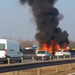 Égő autóból menekült egy család az M7-es autópályán – két gyereket vitték kórházba