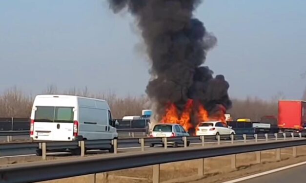 Égő autóból menekült egy család az M7-es autópályán – két gyereket vitték kórházba