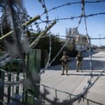 Sírva fakadt félelmében egy idős asszony Algyőn, amikor meglátta az Orbán Viktor által kivezényelt fegyveres katonákat a településen