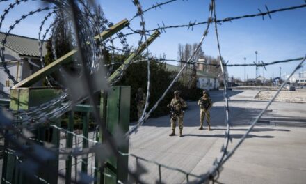 Sírva fakadt félelmében egy idős asszony Algyőn, amikor meglátta az Orbán Viktor által kivezényelt fegyveres katonákat a településen