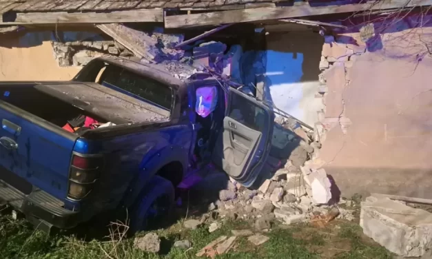 Áttörte egy családi ház falát a terepjáró, a sofőr súlyosan megsérült