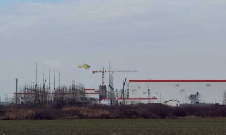 Újabb munkahelyi baleset a debreceni akkumulátorgyárban: 6 méter magasból zuhant le egy vendégmunkás, pár hete hasonló eset történt ugyanitt