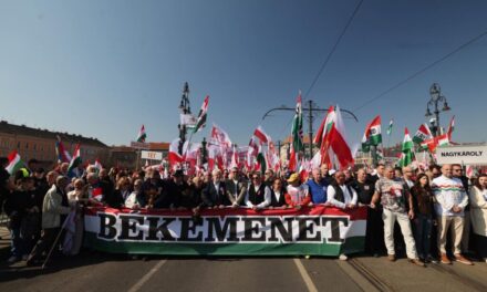 „Hajrá Fidesz” – skandálják a Békemenet résztvevői, Kis Grófo, Fásy Ádám és Szabó Zsófi vezetésével vonulnak a Kosstuh térre