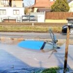 Csőtörés a 16. kerületben, a beszakadt út elnyelt egy autót