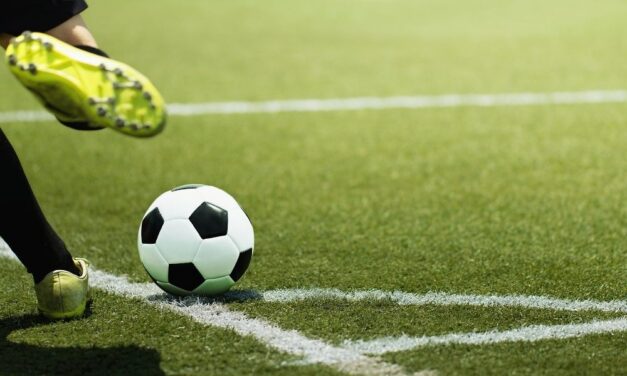 Összeesett és leállt a lélegzete egy férfinak a budapesti focipályán: csapattársai kezdék meg az újraélesztést