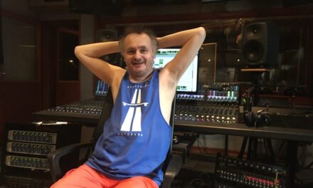 Rendőrök és mentő érkezett Galla Miklós dunaharaszti házához, kórházba vitték a humoristát