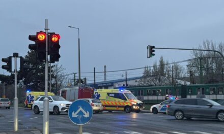 Fülhallgatóval a fülében gázolta el a HÉV a 14 éves fiút Óbudán, életveszélyes állapotban van