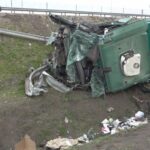 Halálos baleset az M4-esen: vezetőfülkében szorult a felborult kamion sofőrje, tűzoltók emelték ki a holttestet