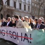 „Árad a Tisza” – skandálja az óriási tömeg Budapest belvárosában, Nagy Ervin, Borbély Alexandra és Rost Andrea az első sorban vonul Magyar Péterrel