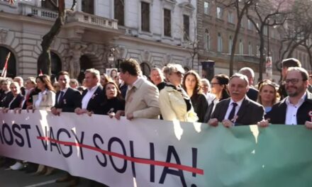 „Árad a Tisza” – skandálja az óriási tömeg Budapest belvárosában, Nagy Ervin, Borbély Alexandra és Rost Andrea az első sorban vonul Magyar Péterrel