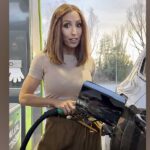 Rubint Réka kiosztotta Zelenszkijt, majd a kormánynak hálálkodva tankolta meg luxusterepjáróját – videó a cikkben