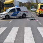 Halálra gázolt egy idős asszonyt a kamion Komlón, a sofőr észre sem vette a balesetet, az autósok jeleztek neki, hogy baj van