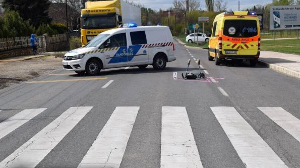 Halálra gázolt egy idős asszonyt a kamion Komlón, a sofőr észre sem vette a balesetet, az autósok jeleztek neki, hogy baj van