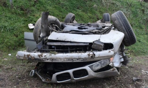 Nyári gumival csapódott egy oszlopnak a BMW-s nő, utasa súlyosan megsérült