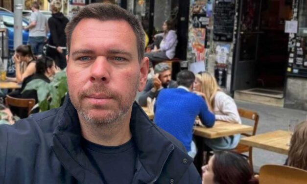 „Nagyon ártalmas Budapestnek, ha teljesen betiltják a vendéglők teraszait” – mondja Vitézy Dávid, aki polgári engedetlenségi akciót szervezett