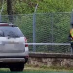 Féregnek és kutyának szólították nevelőszülei azt a 2 éves kisfiút, akinek holttestét nevelőanyja autójában találták meg