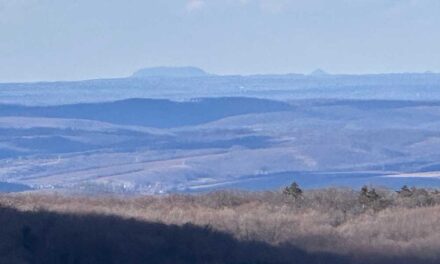 Lenyűgöző látvány 100 km-ről: A pécsi tévétoronyból is tisztán kivehető a Badacsony