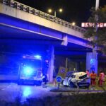 Videón, ahogyan a luxus sportkocsi a mélybe löki a Toyotát a budapesti horrorbalesetben