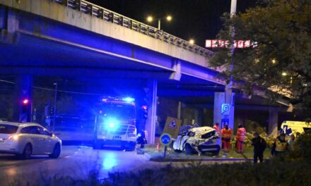 Videón, ahogyan a luxus sportkocsi a mélybe löki a Toyotát a budapesti horrorbalesetben