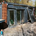 Darabokra szaggatta a fa a drága lakókonténert: kaotikus állapotok a Szép Juhászné úton