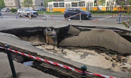 Beszakadt az úttest a Róbert Károly körúton: kaotikus a hétfő az Árpád híd felé