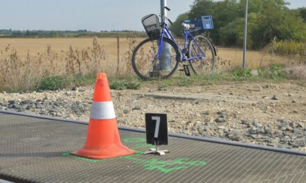 Tragédia Gyöngyösfalunál: egy villanyoszlopnak támasztotta biciklijét, majd a vonat elé ugrott a férfi