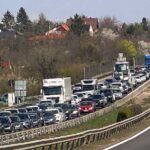 Gigadugó az M7-esen: Araszol a kocsisor Martonvásárnál, áll a forgalom a Balaton felé