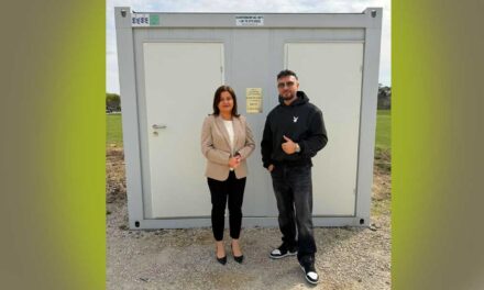 Gáspár Laci átadott egy játszótéri WC-t Pécel polgármesterével