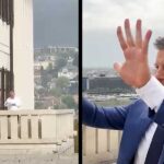 Magyar Péter a Sándor-palota teraszáról integetett át Orbán Viktornak a Karmelitába