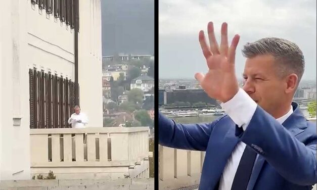 Magyar Péter a Sándor-palota teraszáról integetett át Orbán Viktornak a Karmelitába