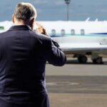 Kapkodva menekíti Orbán Viktor köre a lopott pénzt külföldre, a NAV már utalásokat állított le, közben egymás után szállnak fel a magánrepülők Ferihegyről és a bécsi reptérről