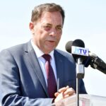 „13-án keressél magadnak egy másik országot b.szd meg” – őrjönve fenyegetőzött Pócs János, amikor meglátta, hogy a tiszás képviselő egy illegális vezetéket vizsgál