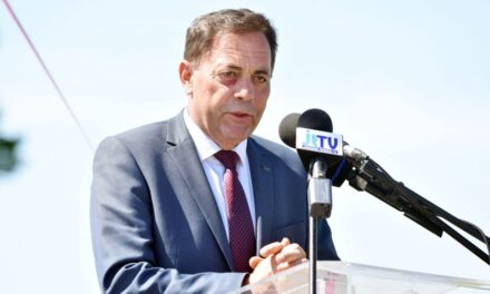 „13-án keressél magadnak egy másik országot b.szd meg” – őrjönve fenyegetőzött Pócs János, amikor meglátta, hogy a tiszás képviselő egy illegális vezetéket vizsgál