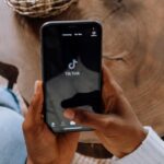 Élő adásban akasztotta fel magát a tiktokozó férfi, az egyik nézője buzdította, hogy tegye meg – vádat emeltek ellene