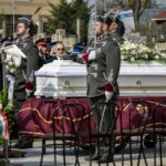 „Bálint bátor lélek volt, aki akkor is lépett, amikor veszélyes volt” – hófehér koporsóban temették el a szolgálat közben elgázolt rendőrt